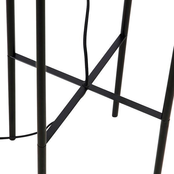 Detailansicht eines schwarzen Metallgestells einer Stehleuchte mit Kreuzstrebe und mittig geführtem Kabel.