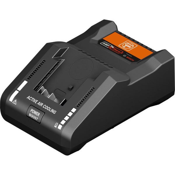 Zwei Personen entfernen mit einem Gasbrenner Unkraut auf einer Terrasse.