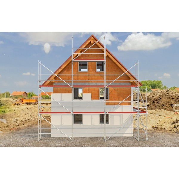 Hausbau mit Gerüst vor blauem Himmel