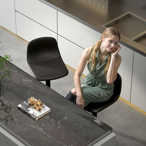 Detailansicht eines Spiegels mit gewölbter Oberseite, rutschfesten Pads, Aluminiumhalterung und einem Haken auf der Rückseite