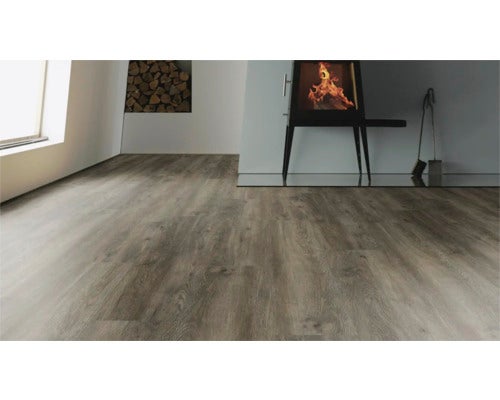 Heller Raum mit modernem Vinylboden in Holzoptik, Kamin und Holzstapel