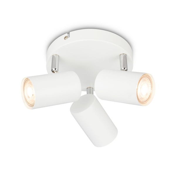 Dreiflammiger verstellbarer Deckenstrahler in Weiß mit chromfarbenen Details.