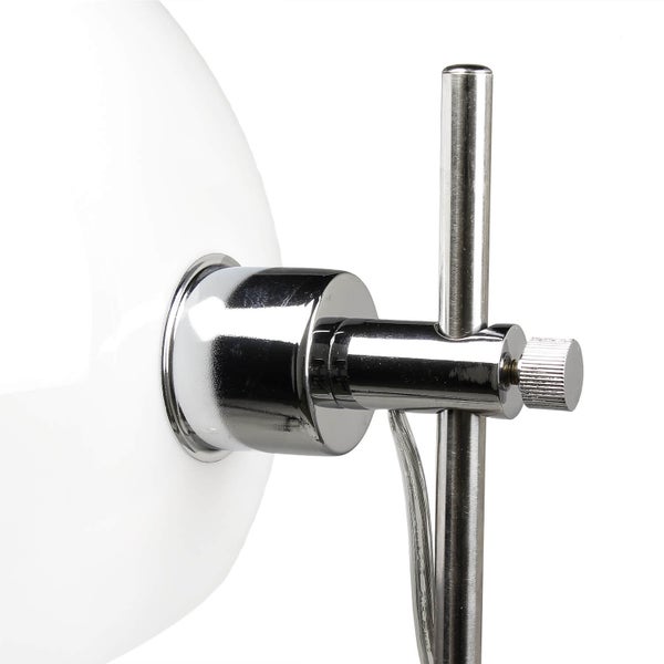 Detailansicht einer Tischleuchte mit verstellbarem Lampenschirm und Metallgestell.