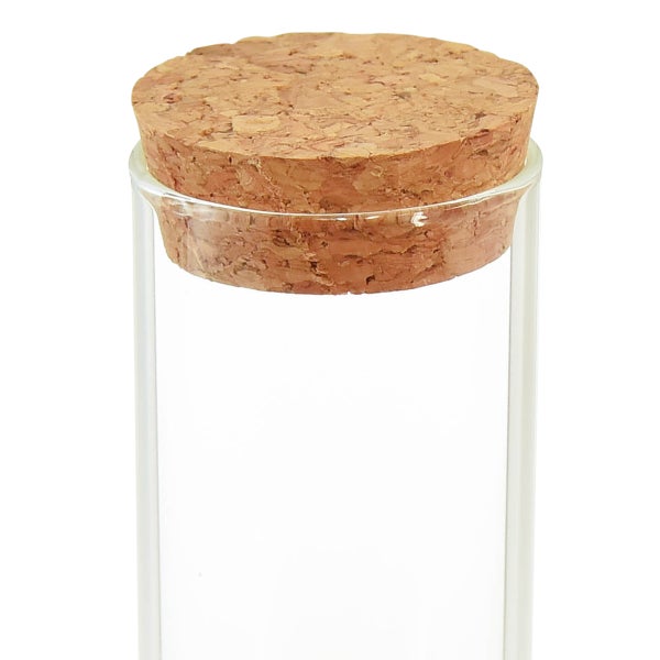 Transparentes Glas mit einem Deckel aus Kork.