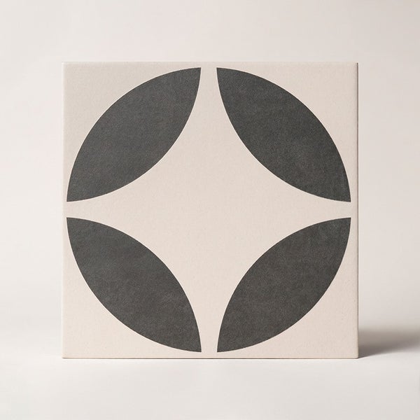 Quadratische Wandfliese mit geometrischem Muster aus vier Kreisabschnitten als Dekorfliese