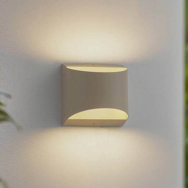 Moderne Wandaußenleuchte mit Lichtaustritt nach oben und unten an einer Wand montiert.