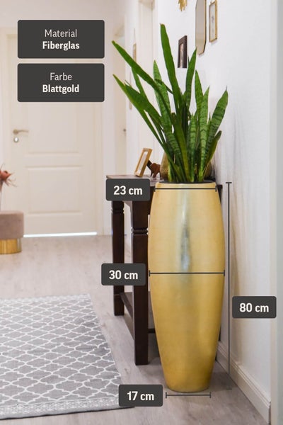 Hohe Bodenvase aus Fiberglas in Blattgold-Optik mit einer Sansevieria-Pflanze in einem Flur. Höhe 80 Zentimeter.