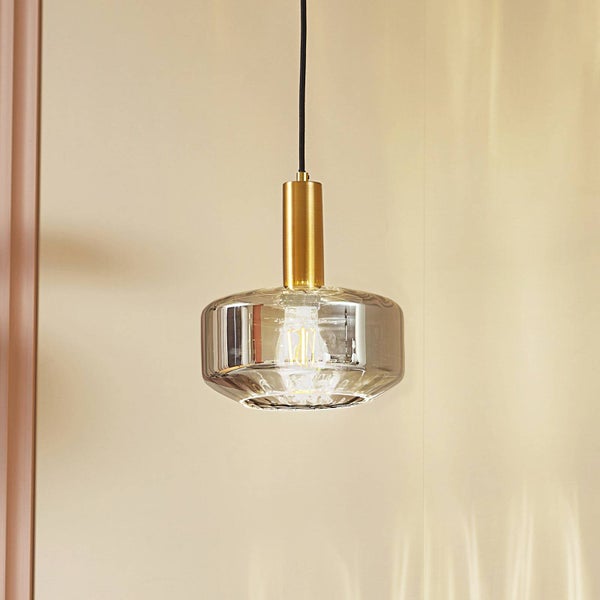 Pendelleuchte mit rauchfarbenem Glasschirm und messingfarbener Metallfassung, inklusive Leuchtmittel.