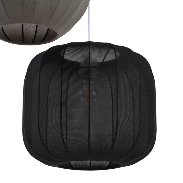 Runde Pendelleuchte mit schwarzem Textilschirm aus feinmaschigem Gewebe und sichtbarem Leuchtmittel.