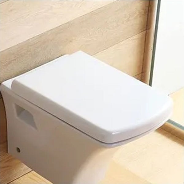 Wand-WC mit WC-Sitz im eckigen Design vor einer Wand in Holzoptik.