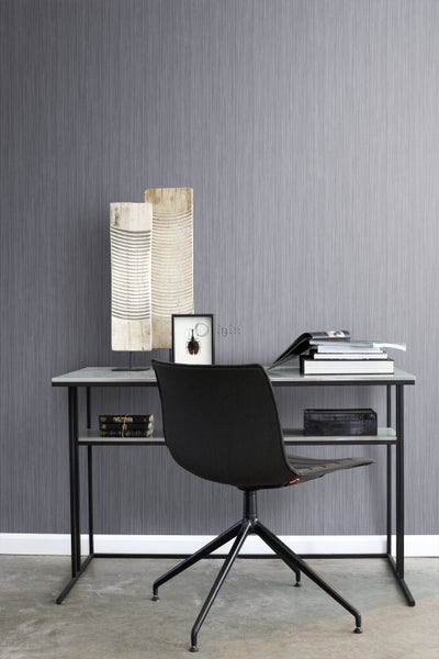 Szene mit Schreibtisch, Bürostuhl, Dekoration und Wandtapete für ein Arbeitszimmer.