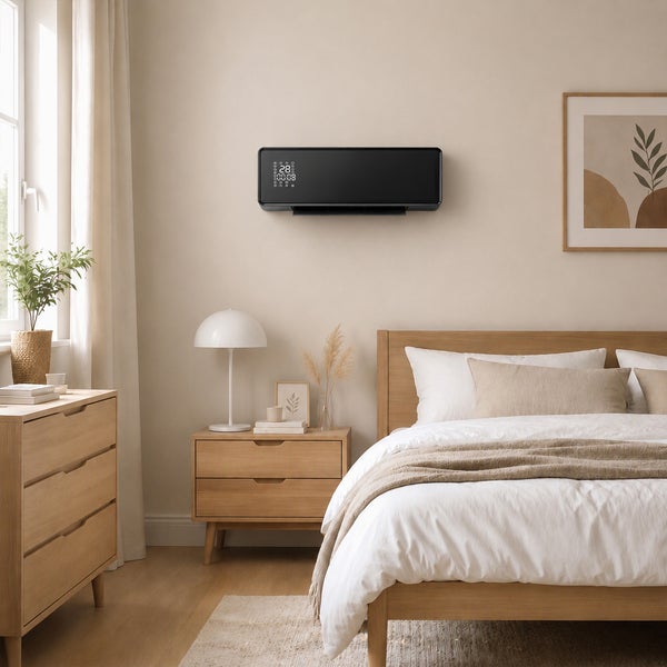 Wandklimagerät in einem modernen, hell eingerichteten Schlafzimmer mit Holzmöbeln und gemütlicher Atmosphäre.