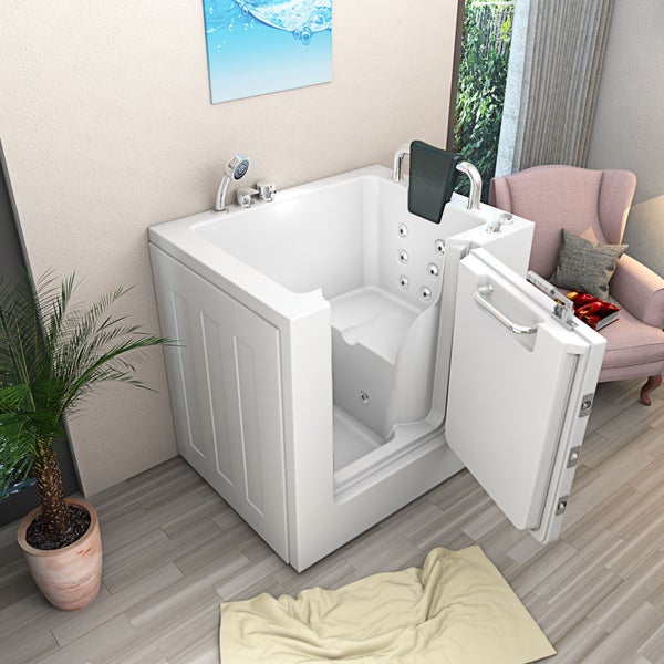 Begehbare Badewanne mit offener Tür, Sitz und Duschkopf in einem Badezimmer.