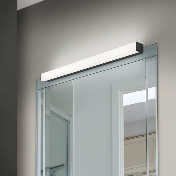 Moderne LED Spiegelleuchte für Badezimmer zur Wandmontage oberhalb des Spiegels.