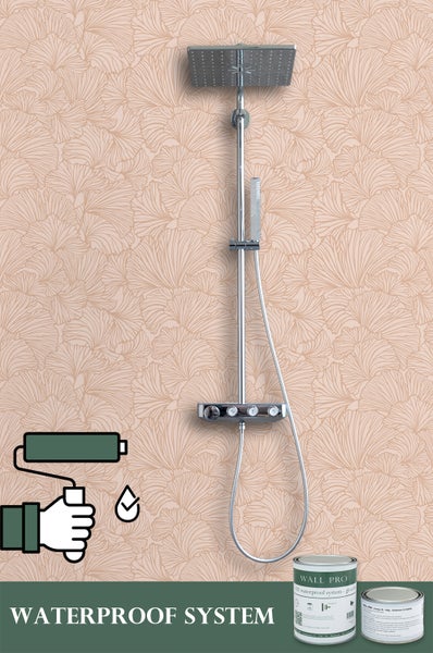 Duscharmatur vor einer Wand mit floralem Muster sowie ein Eimer mit wasserdichtem System