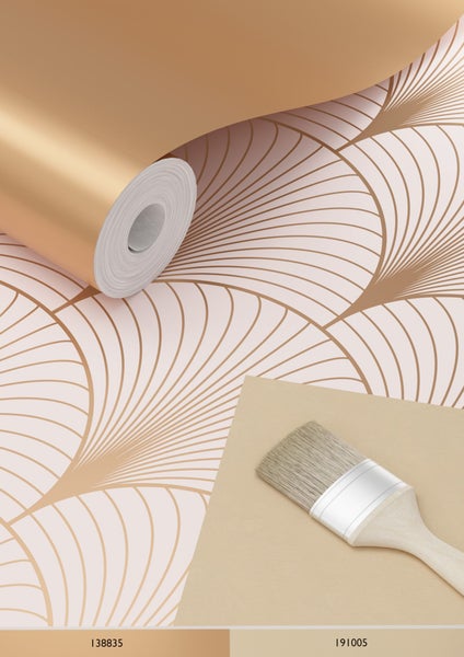 Tapetenrolle mit Muster und ein Pinsel