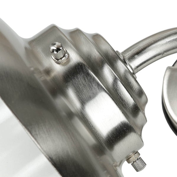 Detailansicht einer Badleuchte mit Metallelementen