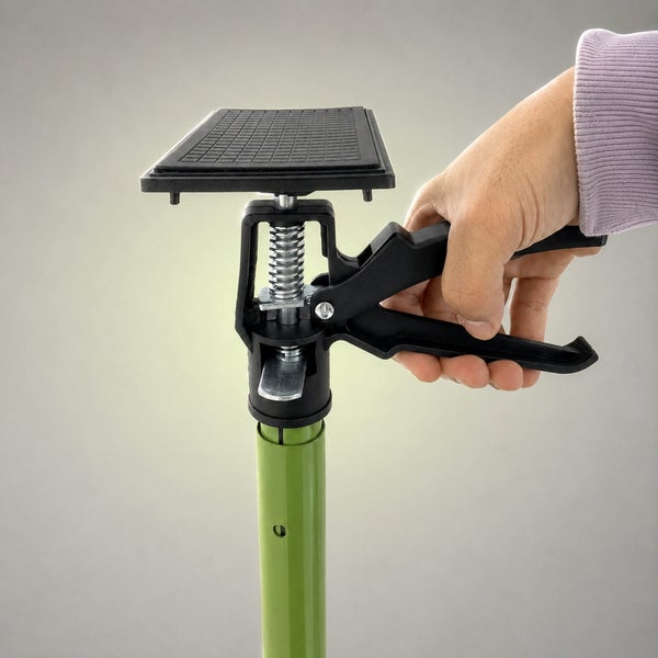 Einhand Deckenstütze mit einer Montageplatte zur Fixierung von Deckenpaneelen und Wandplatten bei Renovierungsarbeiten.
