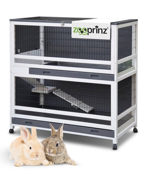 Zweistöckiger Kleintierstall aus Holz und Kunststoff mit Rollen und zwei ausziehbaren, 5 Zentimeter hohen, auslaufsicheren Reinigungswannen.