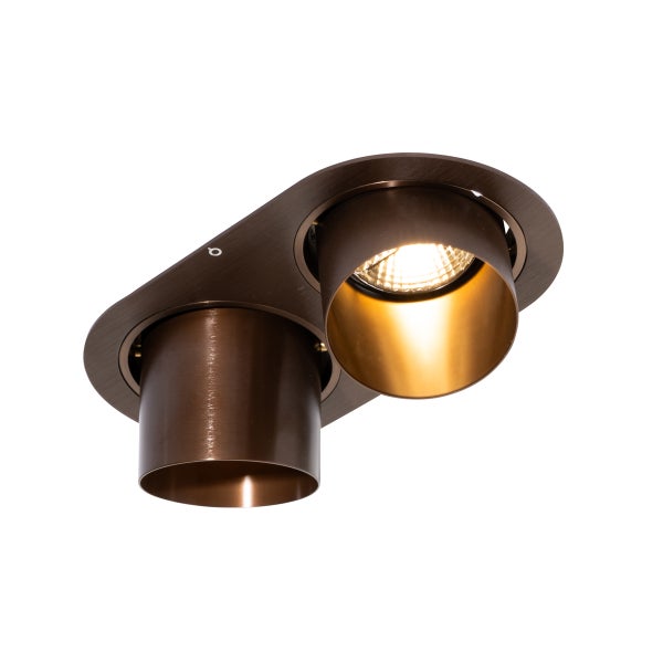 Zweiflammiger Einbaustrahler aus Metall in Bronze-Optik mit zylindrischen Spotlights, ein Spot ist eingeschaltet.