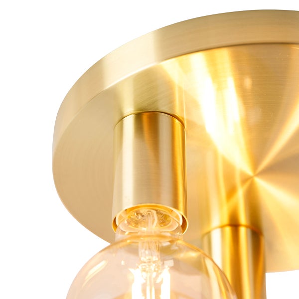 Nahaufnahme einer Deckenleuchte mit Metallelementen