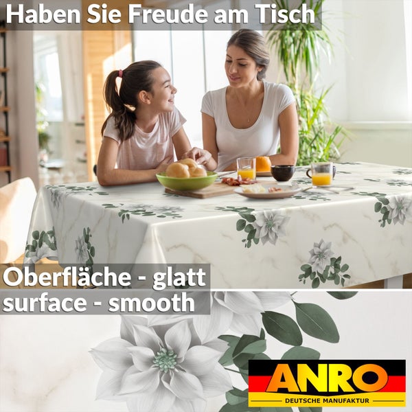 Tischdecke mit Blumenmuster und glatter Oberfläche in einem hellen Esszimmer mit Mutter und Kind. ANRO Deutsche Manufaktur Logo.