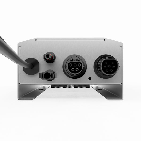 Rückansicht eines Gerätes mit verschiedenen Anschlüssen und einem Kabel.