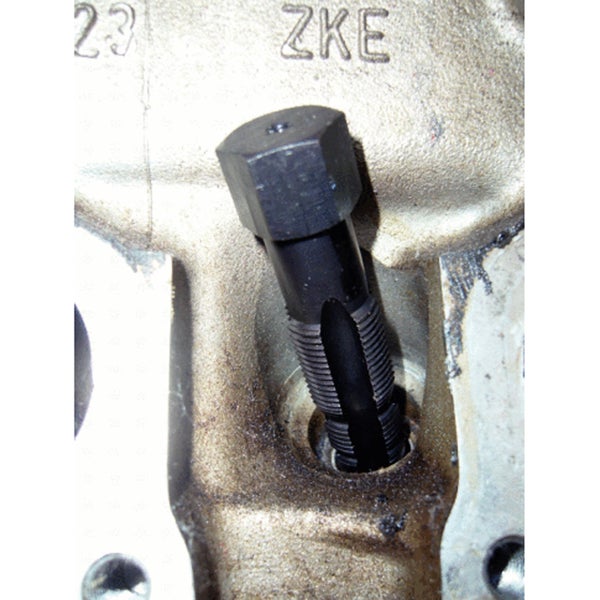 Gewindebohrer in Metallblock eingesetzt