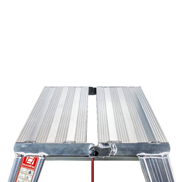 Aluminium Arbeitsplattform von Euroline mit geriffelter Trittfläche für sicheren Stand bei Arbeiten in der Höhe.