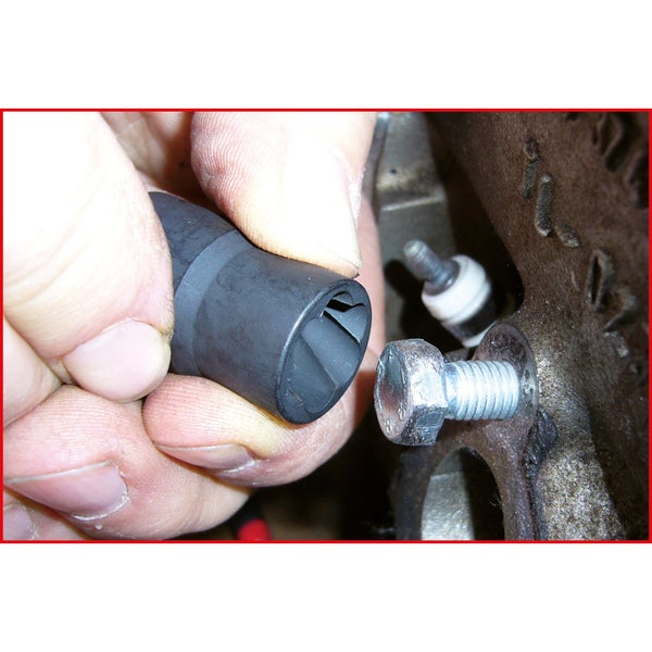 Zündkerzensteckschlüssel beim Anziehen einer Schraube am Motorblock