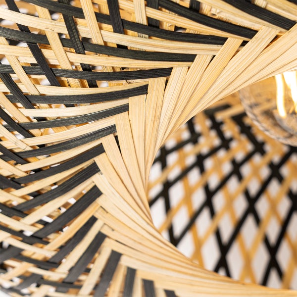 Detailaufnahme einer geflochtenen Lampe aus Bambus.