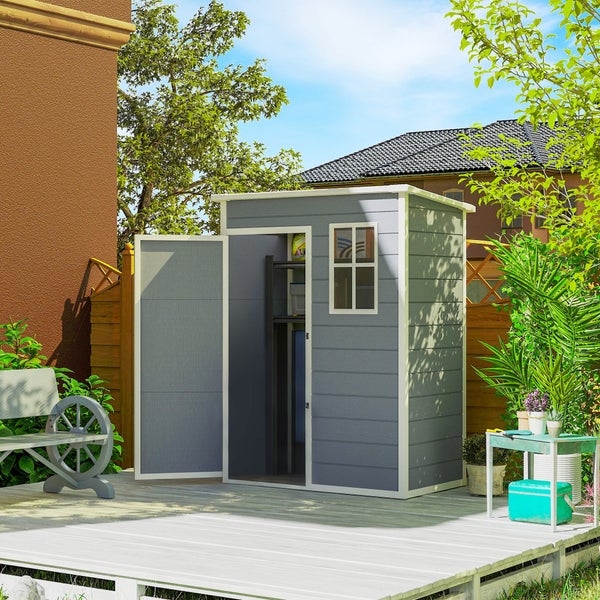 Gartenszene mit Gerätehaus, Bank und Tisch auf einer Terrasse.