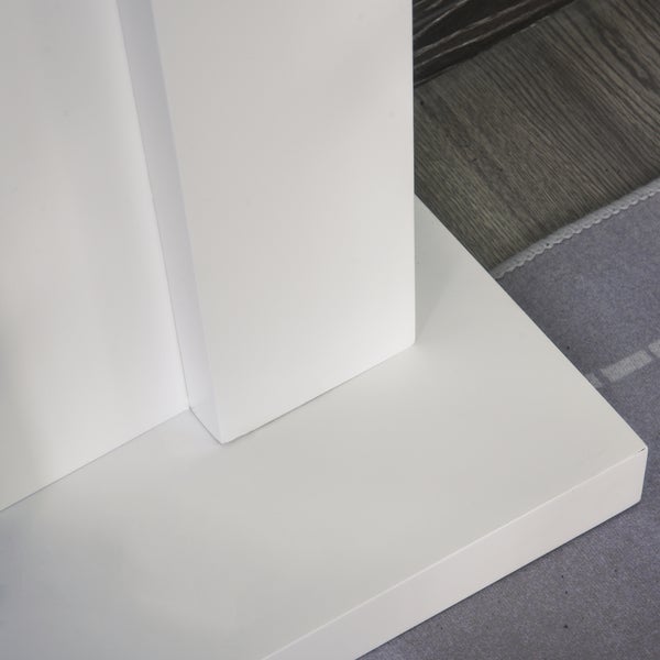 Detailansicht eines weißen Möbelstücks