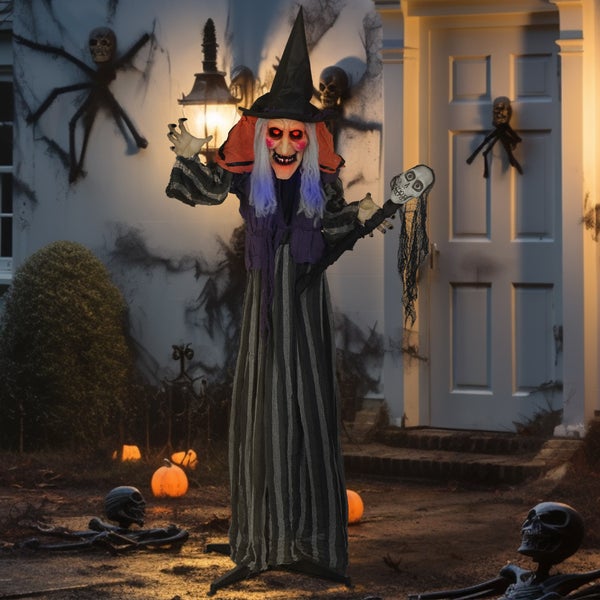 Halloween Dekoration gruselige Hexe mit Totenkopf in der Hand