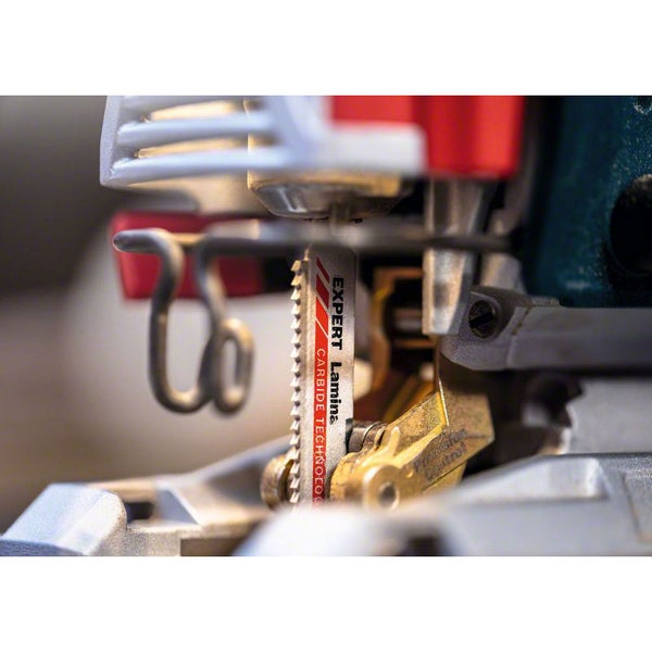 Detailansicht einer Stichsäge mit SDS-System und eingesetztem Sägeblatt von Bosch