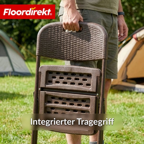 Zusammengeklappter Klappstuhl mit integriertem Tragegriff