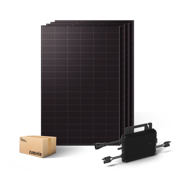 Set mit mehreren Solarmodulen, einem Wechselrichter und einer Box mit Zubehör für ein Balkonkraftwerk