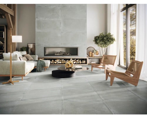 Heller Wohnraum mit großformatigen Bodenfliesen, Kamin und Sitzbereich