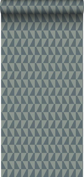 Wohnzimmer mit Kommode, Lampe, Vasen und gemusterter Tapete