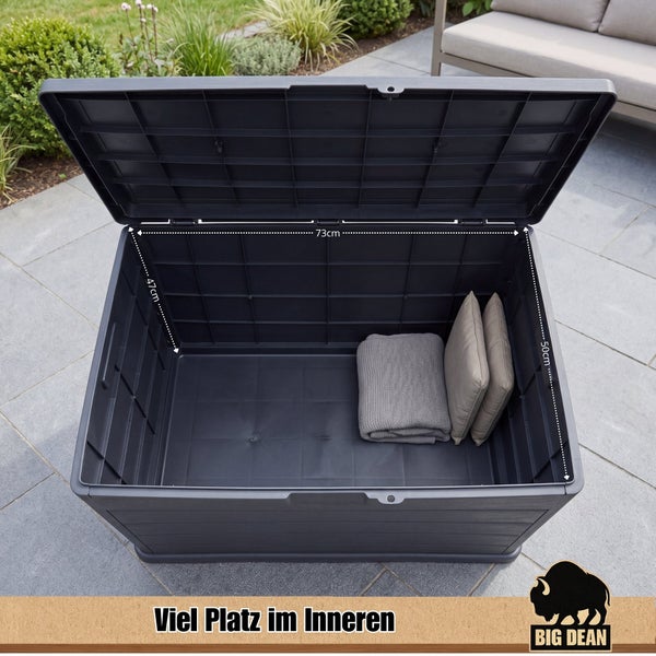 Geöffnete Kunststoff Gartenbox mit Maßen 73 cm Breite, 47 cm Tiefe und 50 cm Höhe sowie Big Dean Logo auf einer Terrasse.