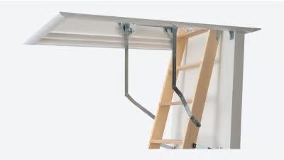 Holzbodentreppe mit Klappmechanismus und Deckenluke