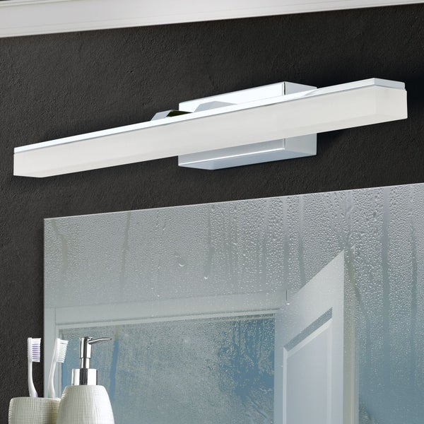Moderne LED Spiegelleuchte für Badezimmer mit verchromtem Metallgehäuse und satiniertem Diffusor zur Wandmontage oberhalb eines Spiegels