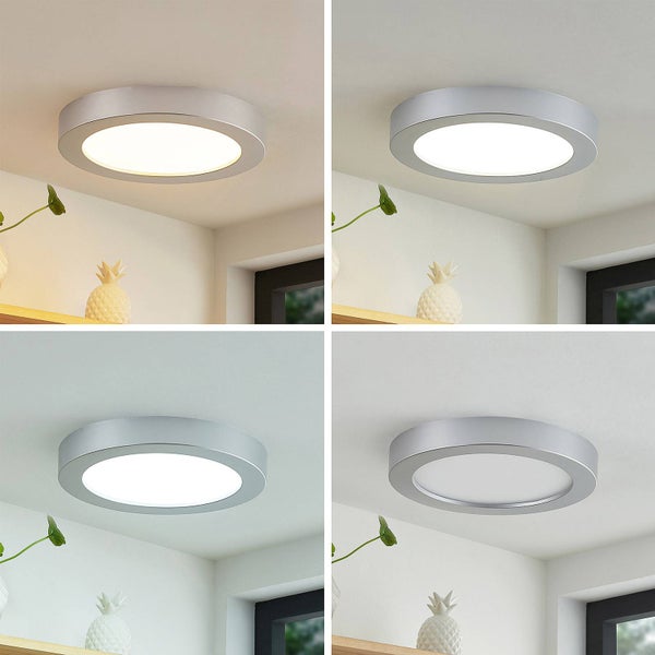 Vierteilige Darstellung einer runden, silbernen Deckenleuchte in verschiedenen Farbtemperaturen an einer weißen Zimmerdecke.