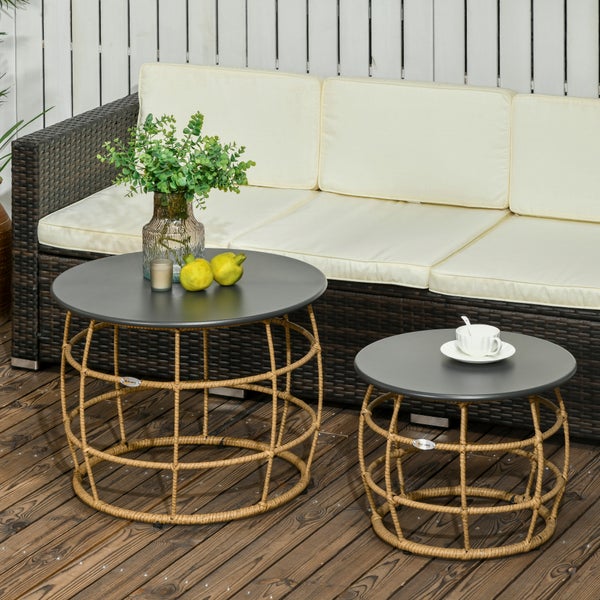 Outsunny Beistelltisch 2er-Set, Ratten Couchtisch, Kaffeetisch mit Tischplatte aus Metall, Handgeflochtener Sofatisch für Garten, Balkon, Ø46+Ø60 cm, Sand