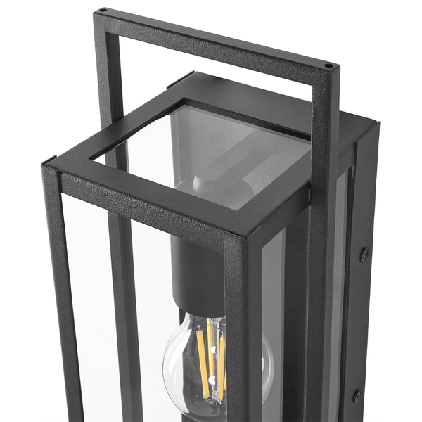 Außenwandleuchte in Laternenform aus schwarzem Metall mit Glaseinsätzen und Filament-Leuchtmittel.