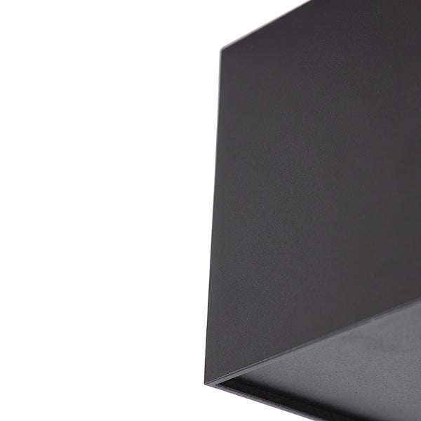 Nahaufnahme einer quaderförmigen Wandleuchte