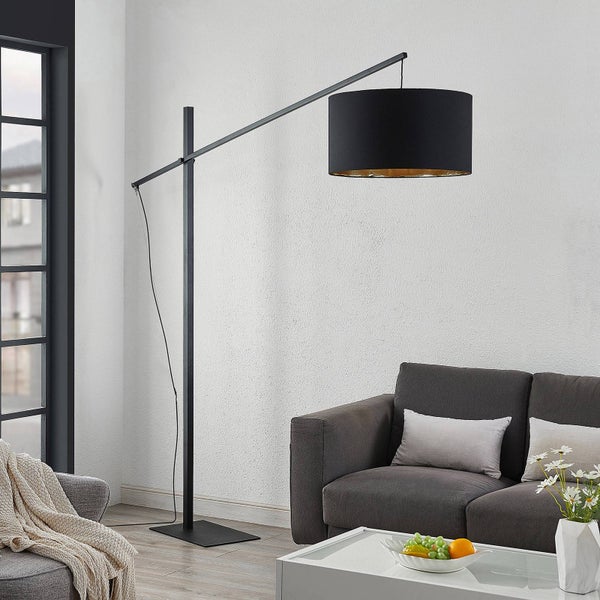 Schwarze Stehlampe mit Lampenschirm im Wohnzimmer