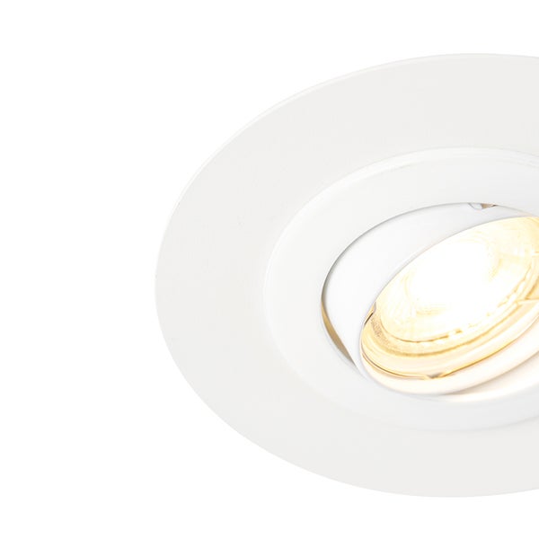 Schwenkbarer Einbaustrahler in Weiß mit eingeschaltetem Leuchtmittel.