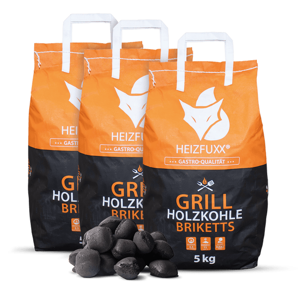 Drei Säcke Grill Holzkohlebriketts, 5 kg, mit einem Haufen Briketts