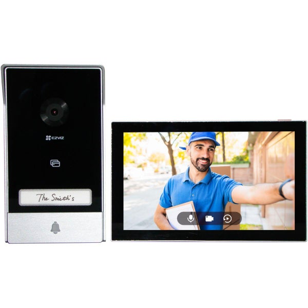 EZVIZ Video-Türsprechanlage bestehend aus Außenstation mit Kamera, Namensschild und Klingelknopf sowie Innenmonitor mit Anzeige eines Besuchers.
